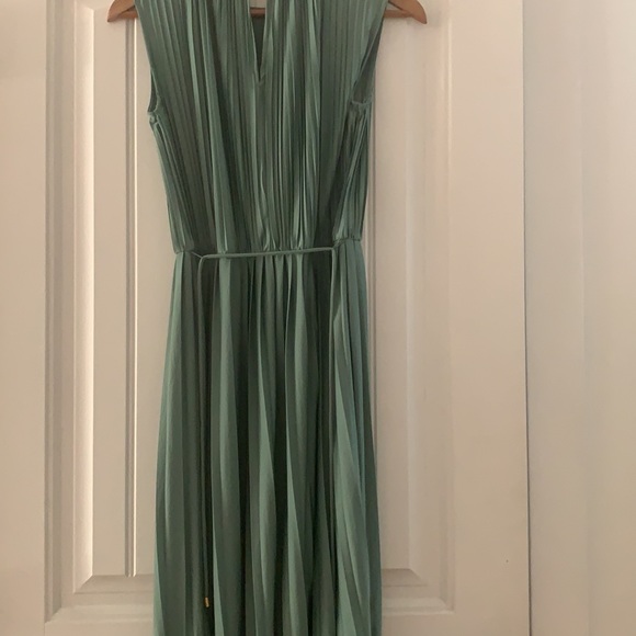 H & M pleated dress - Picture 2 of 2